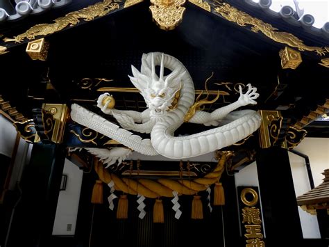 屋根の上の黒龍は以前紹介しているが 祈祷所の鴨居に白龍が設置されたので写真を添付しておく。 この白龍はなかなかいい感じだと思う。 黒龍と共に