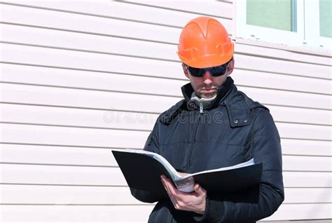 Le Travailleur Sur Un Chantier De Construction En Hiver Regarde Le