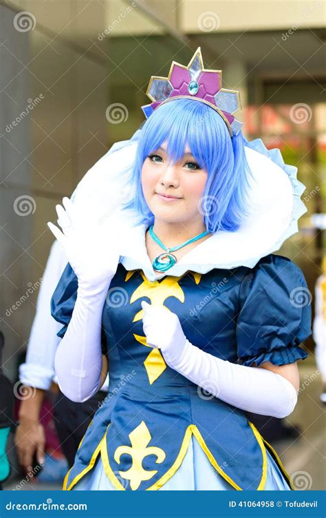 Una Posa Giapponese Non Identificata Di Cosplay Di Anime Fotografia