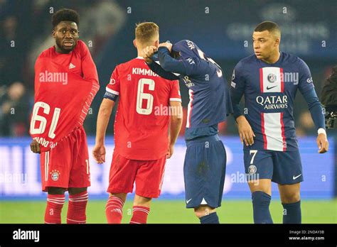 Alphonso DAVIES FCB 19 Change Trikot Mit Lionel Messi PSG 30 Neben