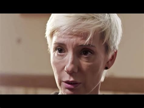 Чулпан Хаматова в Латвии распродает российские награды - YouTube