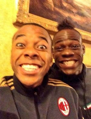 Em Selfie Robinho Balotelli Sorri E Deseja Boa Semana Aos