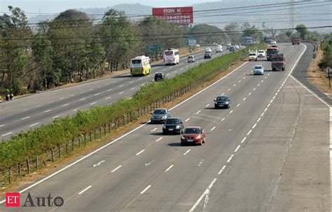 Nitin Gadkari Releases Indias First Ever Highway Capacity Manual Et Auto