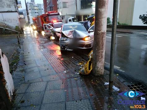 Carro colide em poste no centro de Capinzal Éder Luiz Notícias