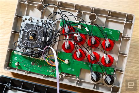 8BitDo's second arcade stick is moddable, stylish and versatile | Engadget