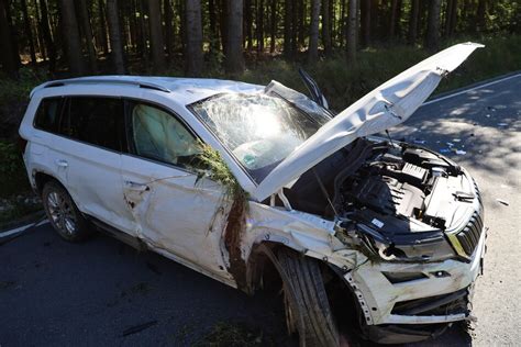 Schwerer Unfall Im Erzgebirge Skoda Berschl Gt Sich Mehrfach