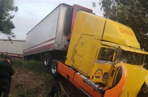 Chofer se queda dormido y trailer choca contra vías del tren en