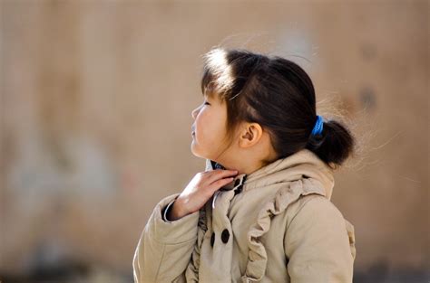 무료 이미지 집 밖의 사람 소녀 여자 사진술 아이 초상화 모델 코트 어린이 연주하다 어린 시절 헤어