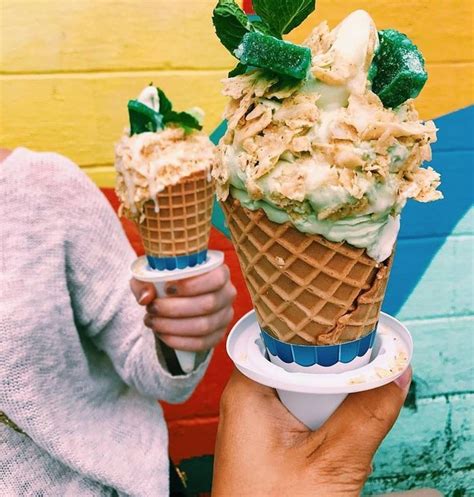 Canteen Creemee Company In Vermont Serves Huge Portions Of Ice Cream