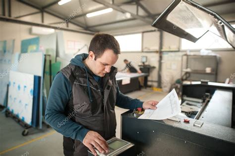 El T Cnico Del Trabajador De La Imprenta Trabaja En La M Quina De