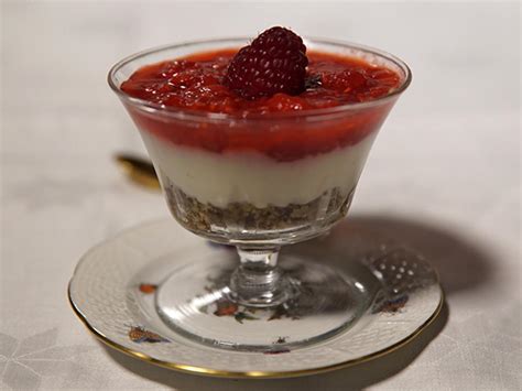 Westf Lische Quarkspeise Mit Pumpernickel Und Himbeeren Rezept