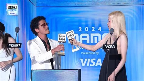 Ros And Bruno Mars Have A Cheek Kiss As They Celebrate Global