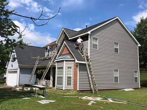 Notice How The Vinyl Siding Appears To Be Seamless 2 1 Belk Custom Builders