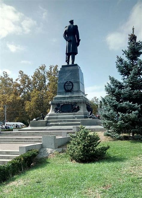 The Monument To Admiral Nakhimov. Editorial Image - Image of landmark, park: 102497530