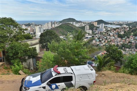 A Gazeta Pol Cia Militar Faz Opera O No Complexo Da Penha Em Vit Ria