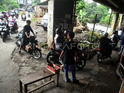 JALAN ALTERNATIF MENUJU JALUR PUNCAK BOGOR ANTARA Foto