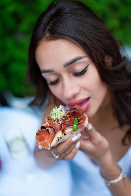 Retrato De Un Ni A Joven Sexualmente Comida Un Emparedado Foto