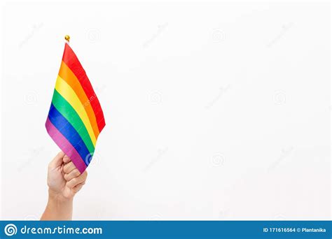 Una Mano Sostiene Una Bandera Arco Iris Gigante Como S Mbolo De