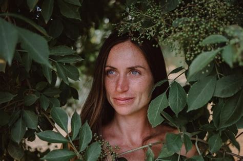 Retrato Aproximado De Uma Linda Garota De Cabelos Escuros De Olhos