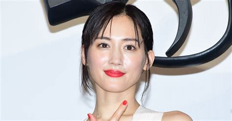 綾瀬はるか、美背中あらわな純白衣装で魅了 主演作に自信「やりきった感覚ある」：マピオンニュース