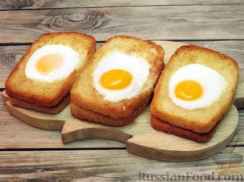 Рецепт: Сэндвич с яичницей, сыром и кетчупом на RussianFood.com