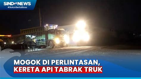 Mogok Di Perlintasan Kereta Kereta Api Tabrak Truk Di Jawa Timur Youtube