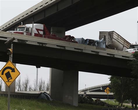 Overturned 18 Wheeler Closes Ramp Causes Traffic Delays