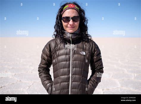 Femme mature solitaire Banque de photographies et dimages à haute résolution Alamy