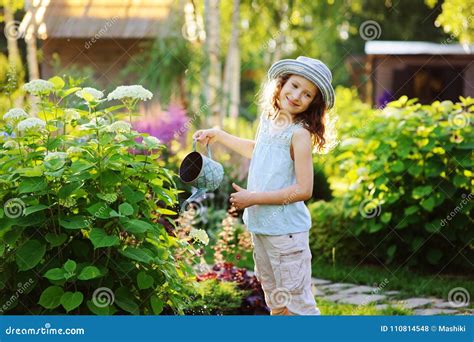 Bambino Felice Che Gioca Cespuglio Della Piccola Ortensia Di