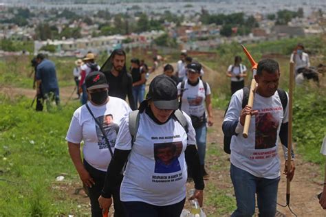 Madres Buscadoras Colocan Manta En El Ngel Con Mensaje A Grupos Del