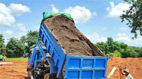 Mobil Dump Truk Pengangkut Pasir Nge Dump Full Muatan Truk Jomplang