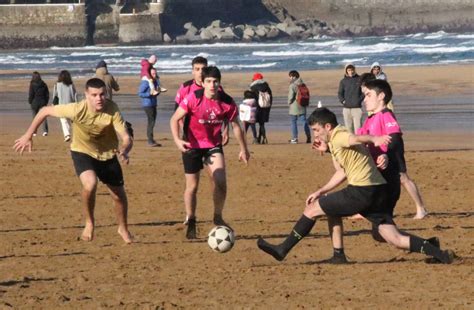 Fotos Espléndido día de playeros en Zarautz El Diario Vasco