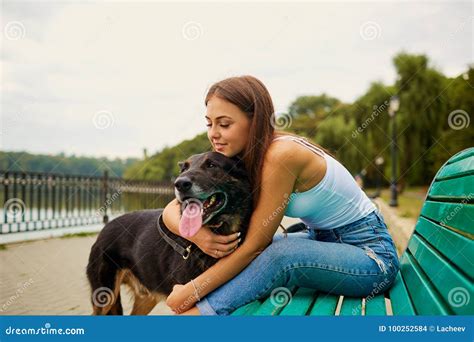 Muchacha Con Un Perro En El Parque Foto De Archivo Imagen De Mujer