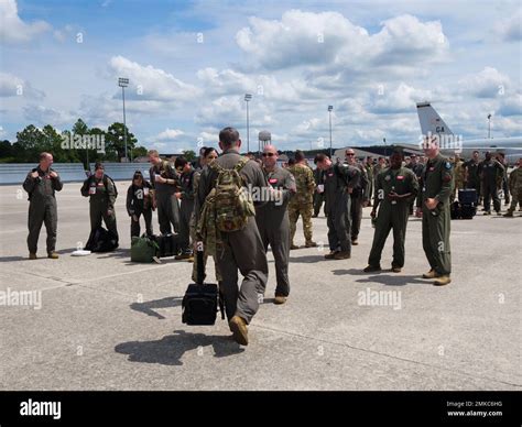 Personnel From Team Jstars Greet E 8c Joint Stars Aircrew Members From The 116th Airborne