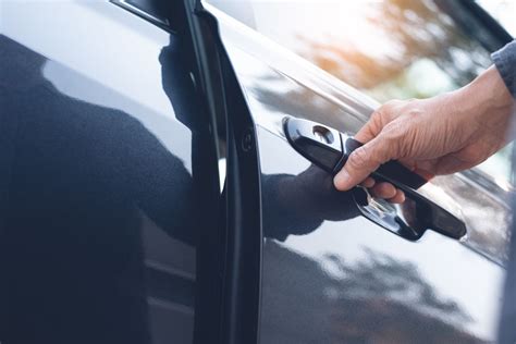 Bater a porta do carro força realmente causa danos