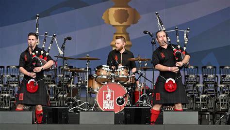 Couple Flies To N Ireland For Red Hot Chili Peppers Concert Ends Up At Red Hot Chilli Pipers