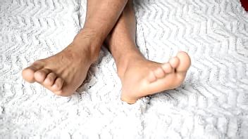 Delicioso pies en una hermosa sábana blanca XVIDEOS