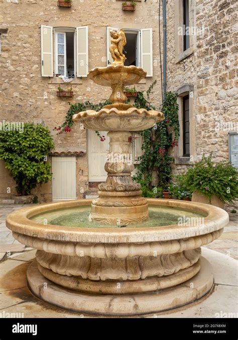 Ancienne fontaine d eau dans la cour intérieure de l ancien château