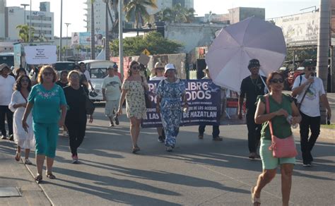 VIDEO Protestan en Mazatlán por cierre de playas