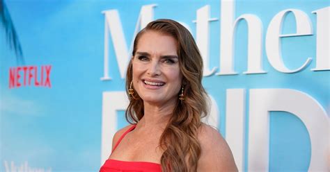 Brooke Shields strălucește în bikini la 60 de ani YVE ro