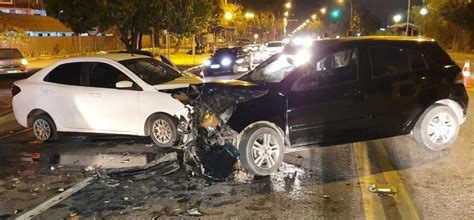 Colisão entre dois carros deixa três feridos na Rodovia Lúcio Meira em