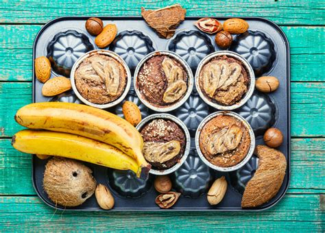 Receita de muffin de banana e coco é simples de fazer e fica uma