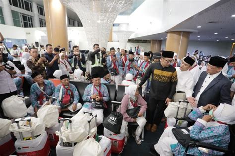 Perdana Jemaah Calon Haji Berangkat Dari Bandara Kertajati