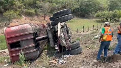 Se Desprenden Tolvas De Tr Iler Sobre La Carretera Cardel Nautla