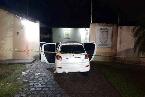 Casal é baleado dentro do carro estacionado em frente a batalhão da PM