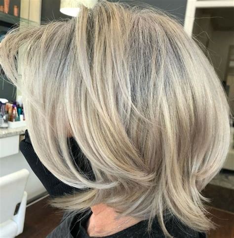 Graue Haare mit Strähnchen aufpeppen 5 Ideen für einen jüngeren Look