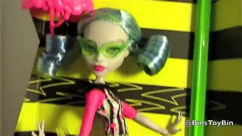 Monster High Ghoulia Yelps Skultimate Roller Maze Zombie Doll Review