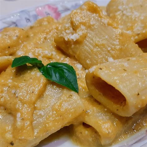 Paccheri Con Crema Fredda Di Zucca Ricotta Noci E Basilico