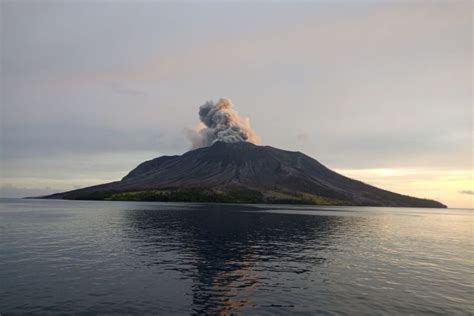 Status Gunung Ruang Masih Awas Tim Sar Yakinkan Warga Mengungsi