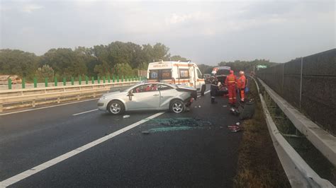 Trafic deviat pe A3 în urma unui accident Patru persoane transportate